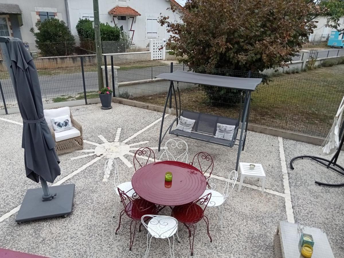 Chambre privative avec salle d'eau Chasseneuil-sur-Bonnieure Extérieur photo
